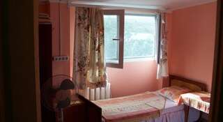 Гостевой дом Шелтер Пилигрим Севастополь Двухместный номер с 2 отдельными кроватями и видом на горы-1